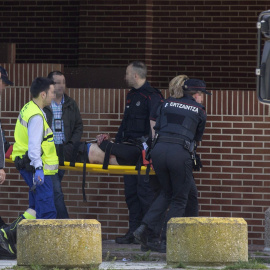 Sanitarios y agentes de la Ertzaintza trasladan al presunto asesino de una madre y su hija en Vitoria. EFE