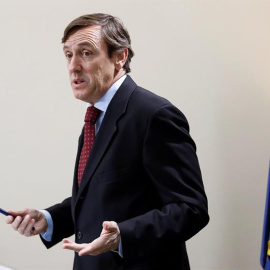 El portavoz parlamentario del PP, Rafael Hernando comparece ante los medios en el Congreso de los Diputados. EFE/Emilio Naranjo