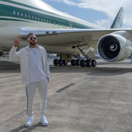 Neymar junto al Boing 747, el Jumbo Jet en el que ha llegado a Arabia Saudí