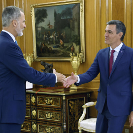 El rey Felipe VI (i) recibe al presidente del Gobierno en funciones y líder del PSOE, Pedro Sánchez (d),