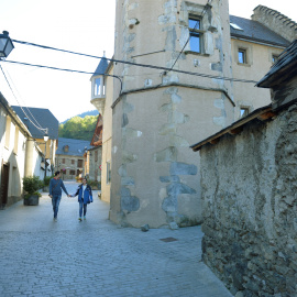 Una pareja pasea por las calles de Viella, en el Valle de Arán. REUTERS/Vincent West