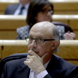 El ministro de Hacienda, Cristóbal Montoro, en el pleno en el Senado. EFE/Kiko Huesca