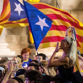 Personas concentradas esta viernes en la Plaza de Sant Jaume de Barcelona, para festejar que el Parlament ha declarado de forma unilateral la independencia de Cataluña. /EFE