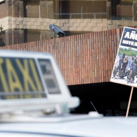 Protesta de taxistas en Valencia contra los VTC. / JOSÉ VILLALGORDO (EFE)