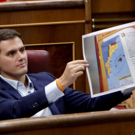 El presidente de Ciudadanos, Albert Rivera, durante el pleno del Congreso de los Diputados. EFE/JAVIER LIZÓN