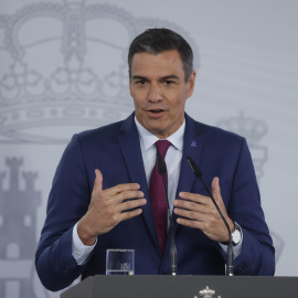 El presidente del Gobierno en funciones y líder del PSOE, Pedro Sánchez, ofrece una rueda de prensa en el Palacio de la Moncloa en Madrid, este martes.