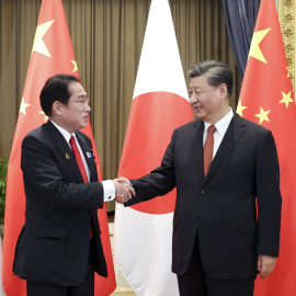 El presidente de China, Xi Jinping, y el primer ministro de Japón, Fumio Kishida, en Bangkok