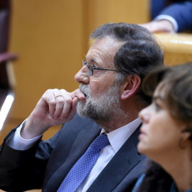 El presidente del gobierno Mariano Rajoy y la vicepresidenta Soraya Sáez de Santamaría. - EFE