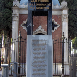 Monolito en memoria a los represaliados en el cementerio de Lucena. / Arcángel Bedmar