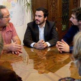 El coordinador general de IU y diputado nacional de Unidos Podemos, Alberto Garzón (c), acompañado del coordinador de IU de Castilla y León, José Sarrión (d), se reúne con el alcalde de Zamora, Francisco Guarido (i), el único alcalde de IU en una c