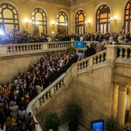 El presidente de la Generalitat, Carles Puigdemont (derecha) junto al vicepresidente, Oriol Junqueras (2d) , realiza una declaración en las escalinatas del Parlament tras aprobarse en el pleno la resolución que insta al Govern a hacer efectiva la declar