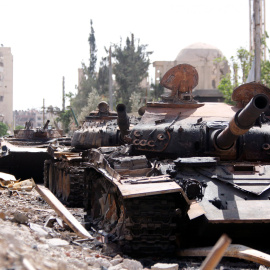 Un vehículo militar dañado en la ciudad de Duma, Damasco. - REUTERS