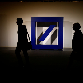 El logo de Deutsche Bank en su sede en Fráncfort, durante la celebracion de la junta de accionistas. REUTERS/Ralph Orlowski