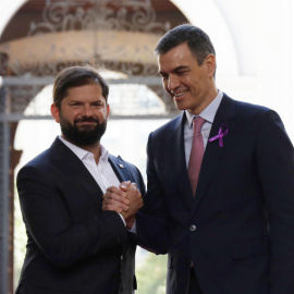 El presidente de Chile, Gabriel Boric (i), posa junto al presidente del Gobierno de España, Pedro Sánchez, durante una visita oficial de Sánchez a Chile.