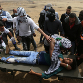 Un herido es evacuado en las protestas de este viernes. - REUTERS