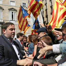 El vicepresidente del Gover, Oriol Junqueras, saluda a los concentrados este sábado en la Plaza de Sant Jaume de Barcelona, con los alcaldes catalanes que apoyan el referéndum del 1-O. EFE/Toni Albir