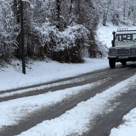 Un vehicle circulant per una carretera del municipi de Sort
