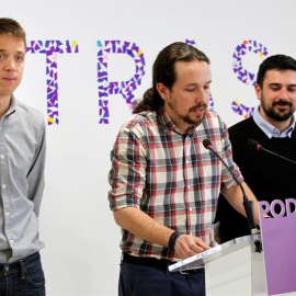 El líder de Podemos, Pablo Iglesias (c), en rueda de prensa ha anunciado hoy que ha logrado que el diputado Íñigo Errejón (i) y el secretario general de la formación en Madrid, Ramón Espinar (d), lleguen a un acuerdo para la candidatura que presenta