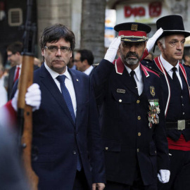 El presidente de la Generalitat de Catalunya cesado, Carles Puigdemont, junto a Josep Lluís Trapero, major de los Mossos, también cesado. EFE/Archivo