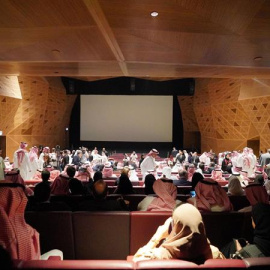 Cientos de invitados asisten a la inauguración del primer cine público de Arabia Saudí este miércoles. EFE//MAJED AL-MALKI