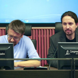 El líder de Podemos, Pablo Iglesias (d), junto al portavoz de En Común Podem, Xavier Domenech. /EFE
