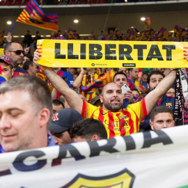 La afición del Barcelona en el estadio Wanda Metropolitano, en Madrid, durante la final de la Copa del Rey que juegan esta noche el Sevilla FC y el FC Barcelona. EFE/Rodrigo Jimenez