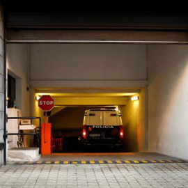 Llegada al Palacio de Justicia de Navarra de un furgón con los acusados de violar a una joven en los sanfermines de 2016. / EFE