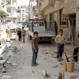 Varios niños en la ciudad de Duma, Siria. - EFE
