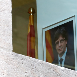 Retrato del presidente catalán cesado, Carles Puigdemont, en una de las salas del Palau de la Generalitat. REUTERS/Yves Herman