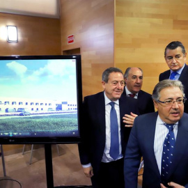 El ministro del Interior, Juan Ignacio Zoido (d), acompañado del delegado del Gobierno en Andalucía, Antonio Sanz (2d), junto a un monitor donde se encuentra una recreación de los nuevos (CIE), hoy durante la presentación en Algeciras (Cádiz).- EFE/A