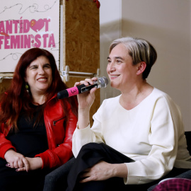 La periodista Luciana Peker i Ada Colau en la jornada d'aliances feministes per combatre l'extrema dreta.