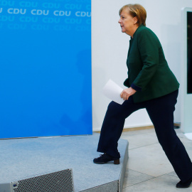 La canciller alemana en funciones Angela Merkel a su llegada a la rueda de prensa que ha ofrecido tras la reunión de su partido, la CDU, en Berlin. REUTERS/Hannibal Hanschke