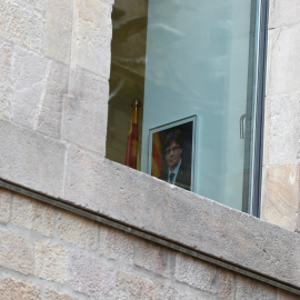 Retrato del presidente catalán cesado, Carles Puigdemont, en una de las salas del Palau de la Generalitat. REUTERS/Yves Herman