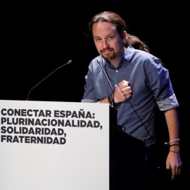 El secretario general de Podemos, Pablo Iglesias, interviene en la jornada que organiza su formación "Conectar España: plurinacionalidad, solidaridad, fraternidad" esta tarde en el Teatro del Círculo de Bellas Artes de Madrid. EFE/ Juanjo Martín