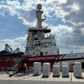 Vista del buque de OpenArms amarrado en un puerto de Chipre, listo para zarpar con toneladas de alimentos, agua y enseres esenciales a bordo para la población civil palestina, en una misión conjunta con World Central Kitchen.