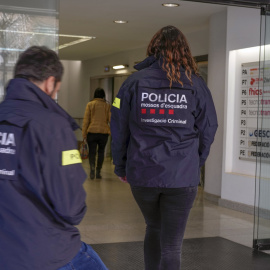 Imagen de dos agentes de Mossos d'Esquadra. Fotografía de archivo
