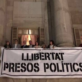 Pancarta 'llibertat presos politics' que en la fachada del Ayuntamiento de Barcelona.- EP