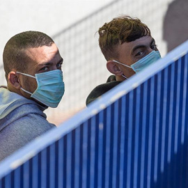 Dos inmigrantes de los migrantes que llegaron este fin de semana a las costas de Cartagena, momentos antes de ser trasladados a la cárcel de Archidona, Málaga. EFE/ Marcial Guillén