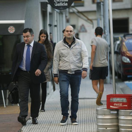 El guardia civil que causó la muerte de Javier Fernández, el exbatería de Los Piratas, a su llegada este viernes al Juzgado de Pontevedra donde comenzó el juicio por un delito de homicidio / EFE - Salvador Sas