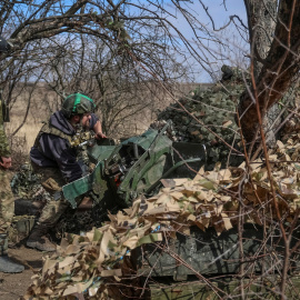 Tropas ucranianas realizan maniobras en Bajmut, cerca de Donetsk, a 8 de marzo de 2024.