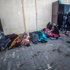 Los palestinos desplazados lloran por los cuerpos de sus familiares asesinados tras un bombardeo nocturno del ejército israelí, el 10 de marzo de 2024.