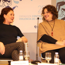 La adjunta a la direccón de 'Público', Virginia P. Alonso, con la periodista y colaboradora de este diario Cristina Fallarás. DANIEL MARCOS