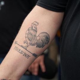 Un miembro de la organización ultraderechista Proud Boys participa en una protesta en apoyo al presidente estadounidense Donald Trump en Washington Dc a 12/12/2020.