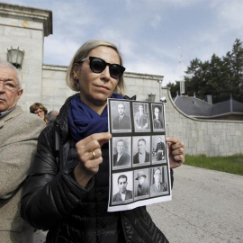 Silvia Navarro, de la Asociación de Familiares Pro Exhumación de los Republicanos del Valle de los Caídos, y Francisco Casado Blesa, nieto y sobrino nieto de José y Antonio Casado, en la entrada del Valle de los Caídos. EFE/Paolo Aguilar