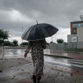 Una mujer camina bajo la lluvia, a 2 de septiembre de 2023, en Castellón, Comunidad Valenciana (España).