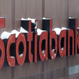 La nieve cubre el logo del banco Scotiabank, en su sede en Toronto (Canadá). REUTERS/Chris Helgren
