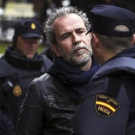 Willy Toledo, frente a agentes de la Policía Nacional - EFE