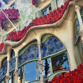 El edifico de la Casa Batlló de Gaudí en Barcelona, decorada con flores rojas por la Diada de Sant Jordi.