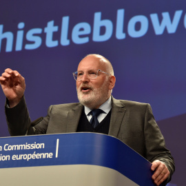 El vicepresidente de la Comisión Europea Frans Timmermans presenta el proyecto de directiva para proteger a los filtradores REUTERS/Eric Vidal