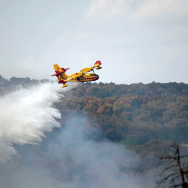 Un avión de extinción de incendios opera durante los esfuerzos para apagar un incendio forestal en la región de Evros, al norte de Grecia, el 1 de septiembre de 2023.